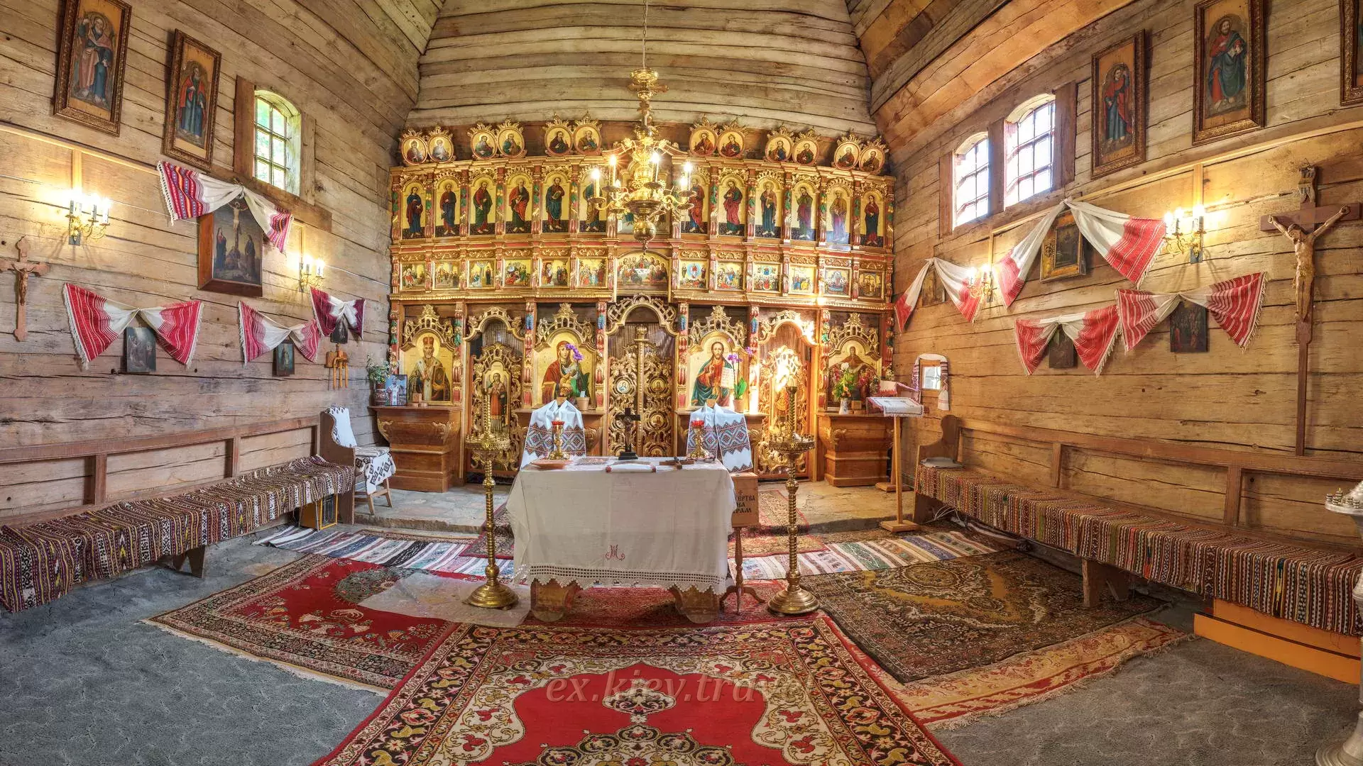 Excursiones en Ucrania en Kiev Museo de los Cárpatos de Pirogovo Iglesia de la Santa Cubierta