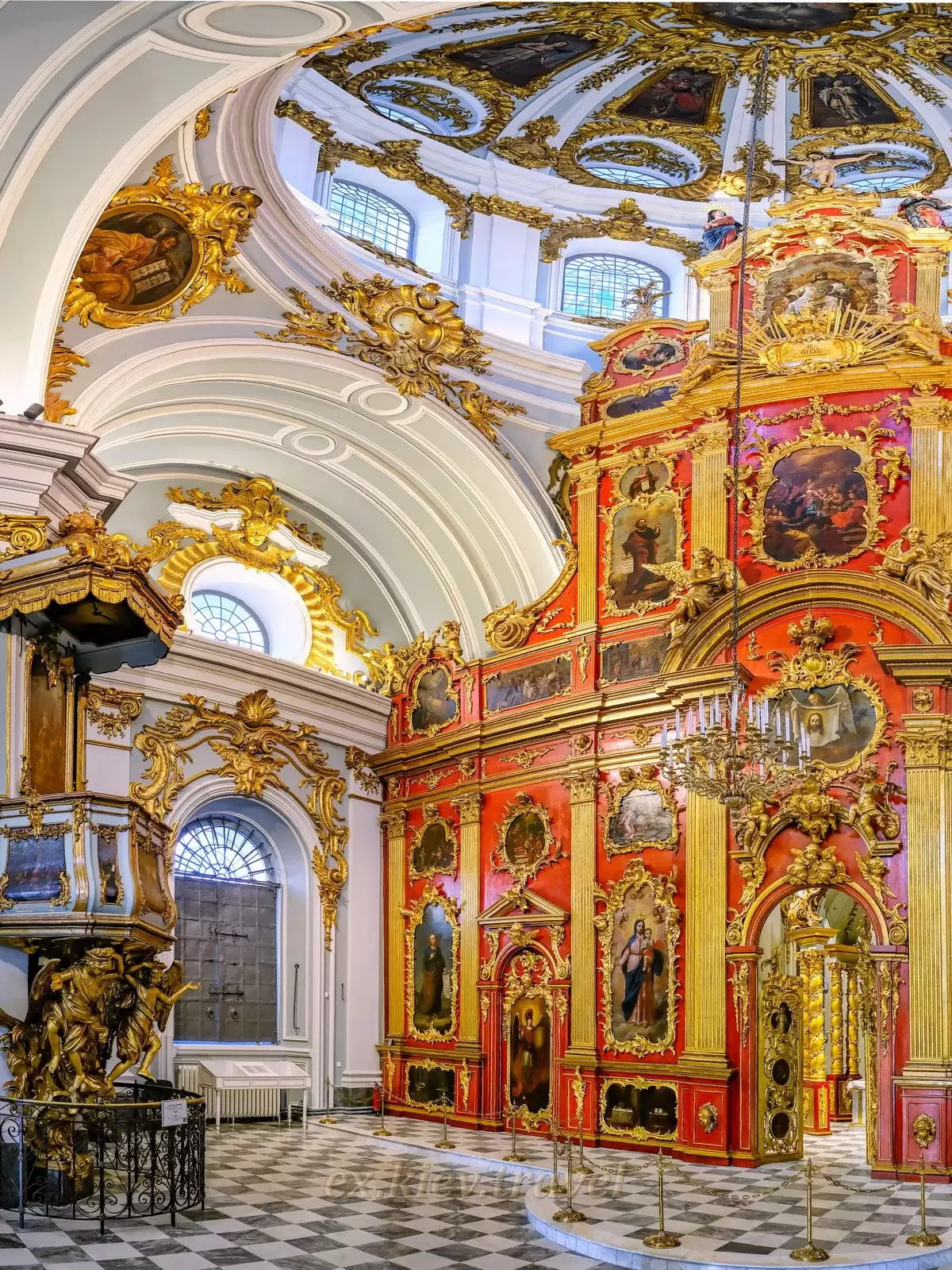 在基輔市的烏克蘭短途旅行 - 裡面的聖安德魯教堂