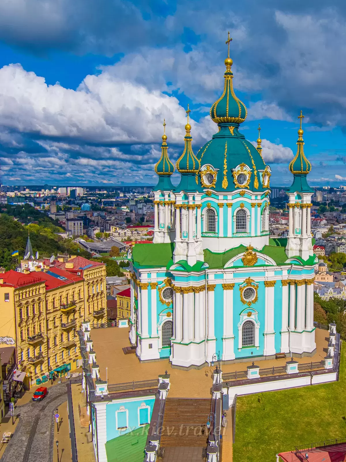 Ukrayna'da Kiev şehrinde geziler - St. Andrew Kilisesi